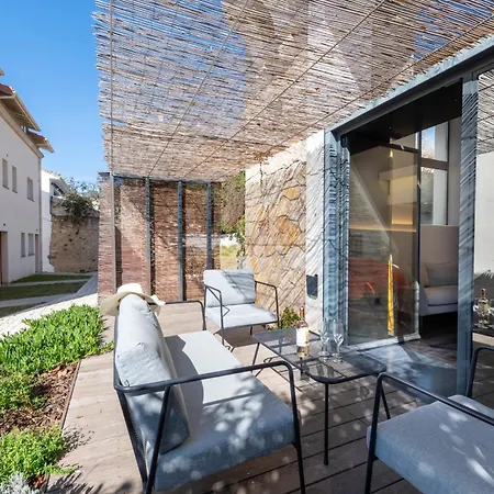 1-br 75m Duplex With Pool *