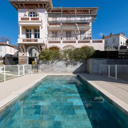 1-br 75m Duplex With Pool 아파트