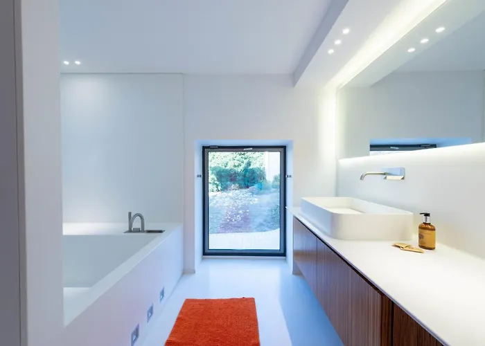 1-br 75m Duplex With Pool *