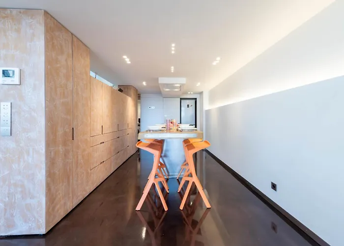 1-br 75m Duplex With Pool *