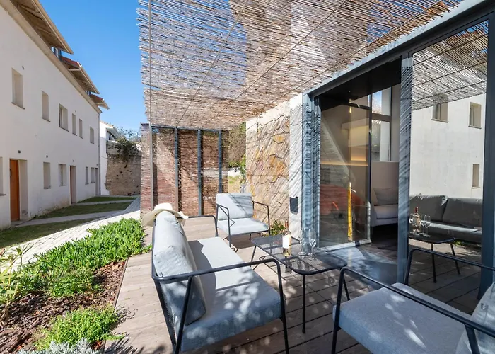 1-br 75m Duplex With Pool *