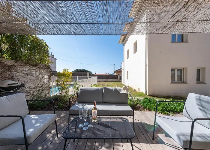 1-br 75m Duplex With Pool