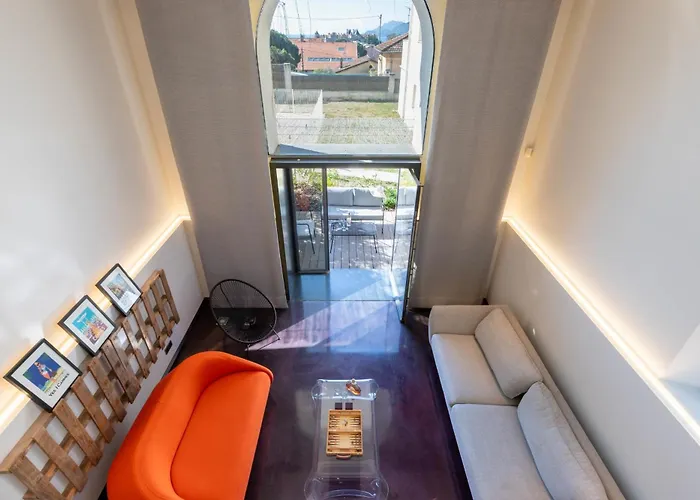 1-br 75m Duplex With Pool