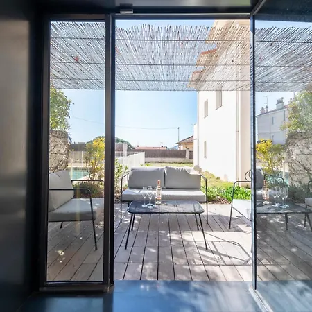 1-br 75m Duplex With Pool *